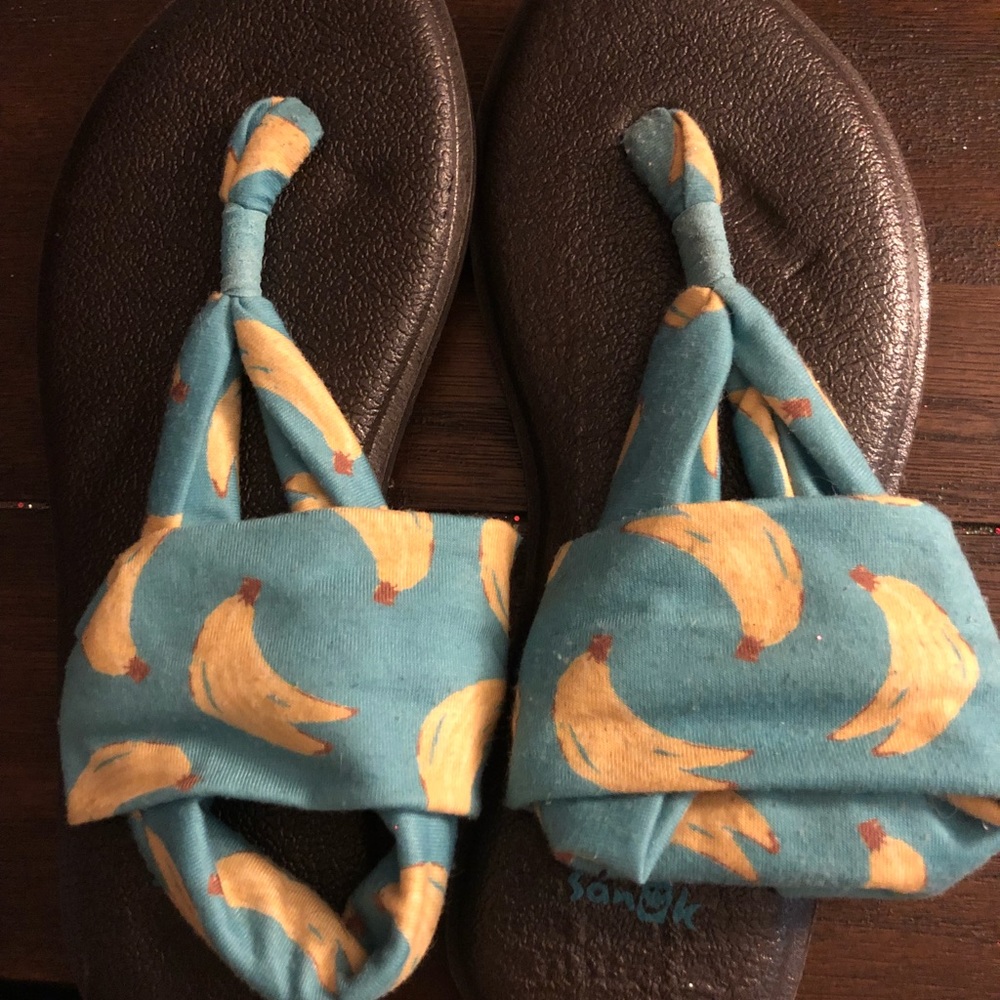 Girls youth 2-3 yoga mat Sanuk sandals